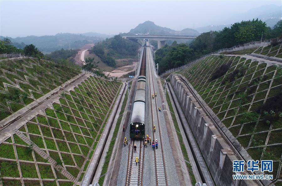 11月9日,长轨列车进入重庆铁路枢纽东环线建设工地(无人机照片).