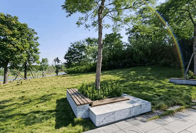 为了消除传统座椅在园林景观中突兀的形象砚阳湖公园的设计师们将休闲