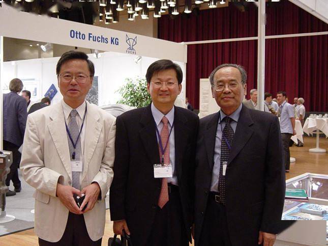 会申办2003年第10届世界钛会时,周廉精心准备的申办报告及精彩的陈述