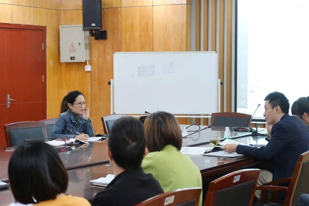 楚门文兴小学邀请温州大学章勤琼博士来校指导教学工作