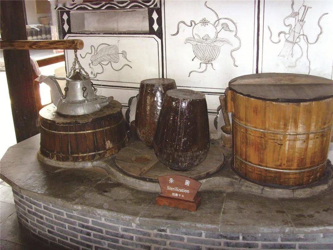 后塍黄酒生产要求严格,且根据季节和气温的变化安排不同的工序,农历七