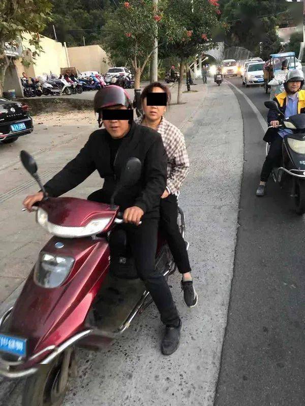 玉环人这批人骑电动车不戴安全头盔违法载人被点名