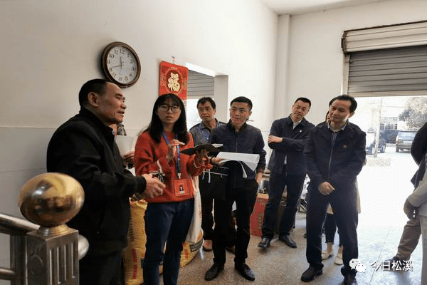 在松源街道西门村入户指导检查中,詹旭斌一行先后到