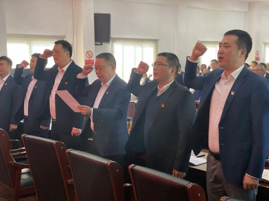 重温誓词忆初心会议由镇党委副书记,镇长陈斌主持.
