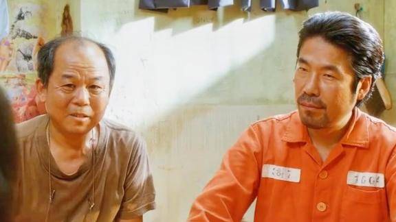 韩国催泪大片父女相拥的那一刻所有人都泪目父亲太不容易了