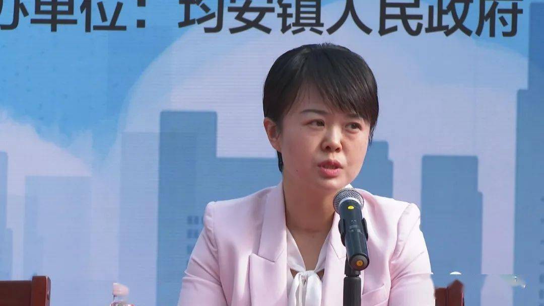 仪式上,曾帆要求各居(村),各单位,在消防宣传月里通过举办一系列的