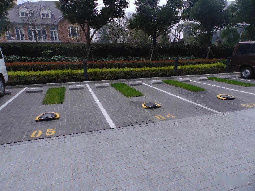 就一个停车位,人家都绞尽脑汁做创意