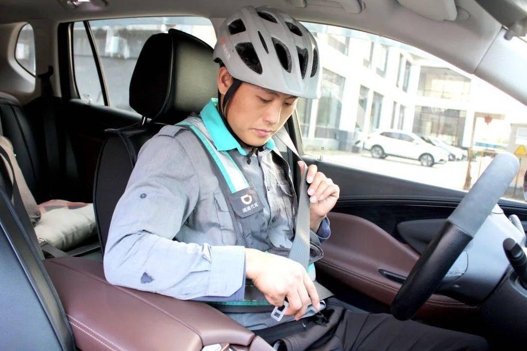 代驾十大 | 为路边醉酒卧地男子巧设障碍物,黎师傅用小善心避免大事故