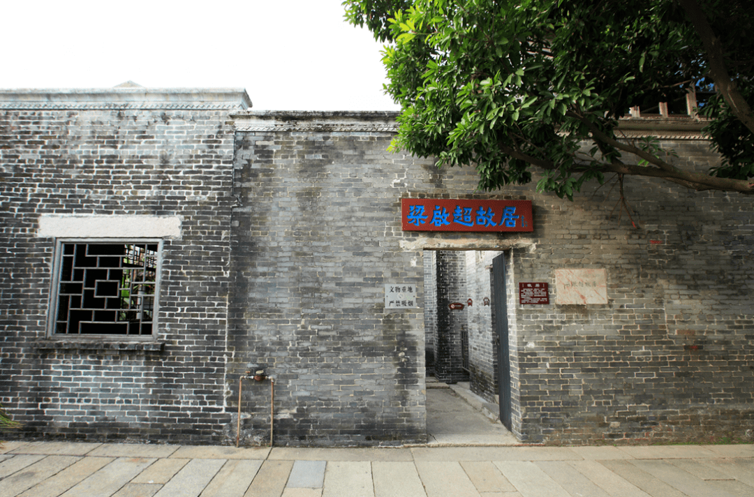 纪念广场正中两米多高的梁启超铜像走进新会梁启超故居△梁启超雕像