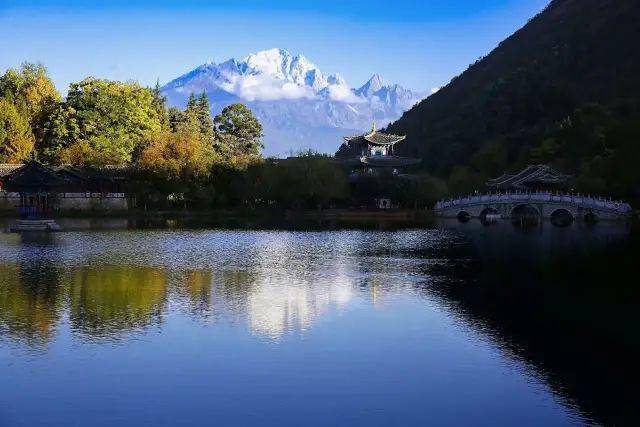 黑龍潭公園位於麗江古城北象山腳下,步行的話可從麗江古城大水車沿