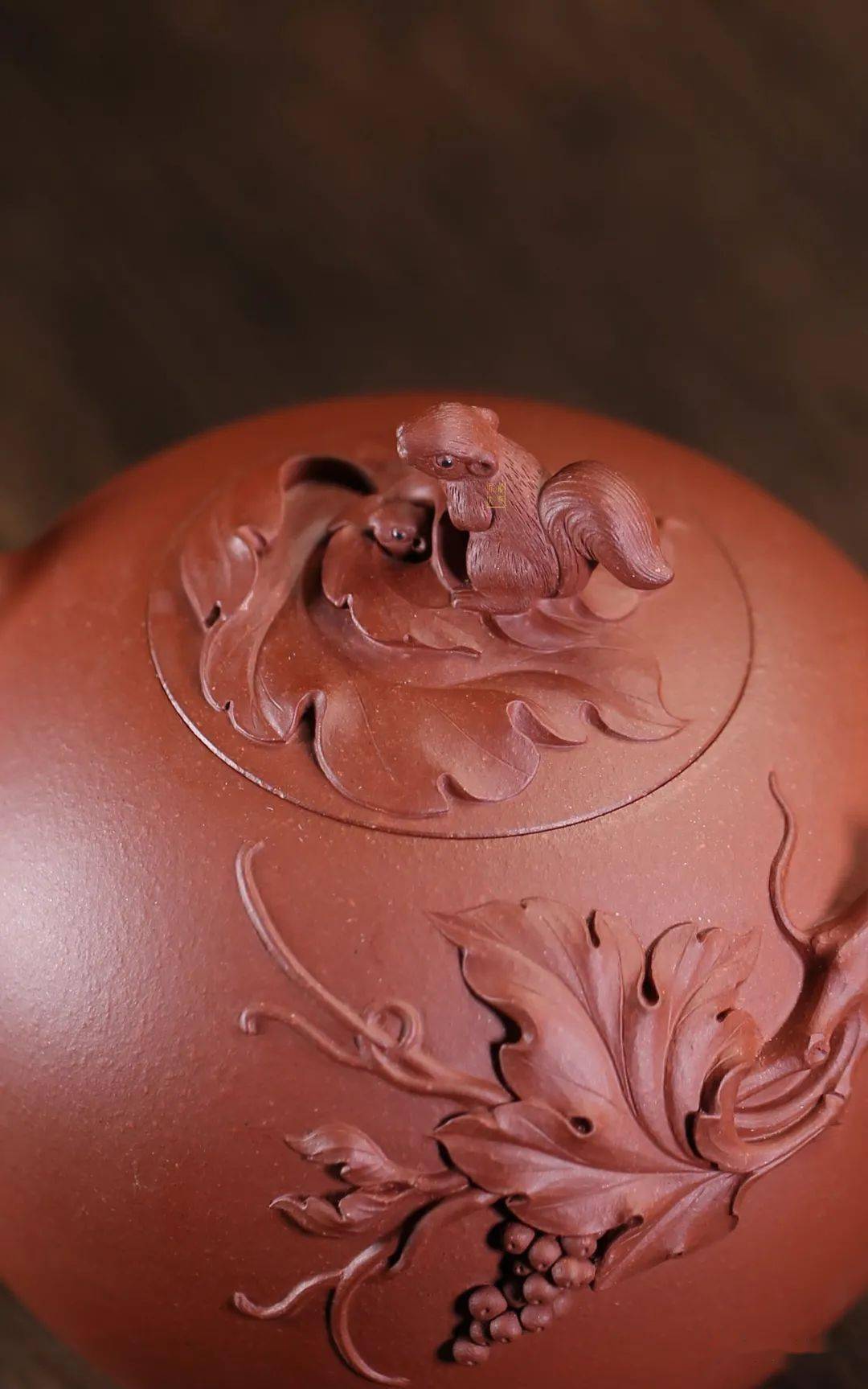 紫砂臻品 ‖ 尹亚刚 —— 《松鼠葡萄》