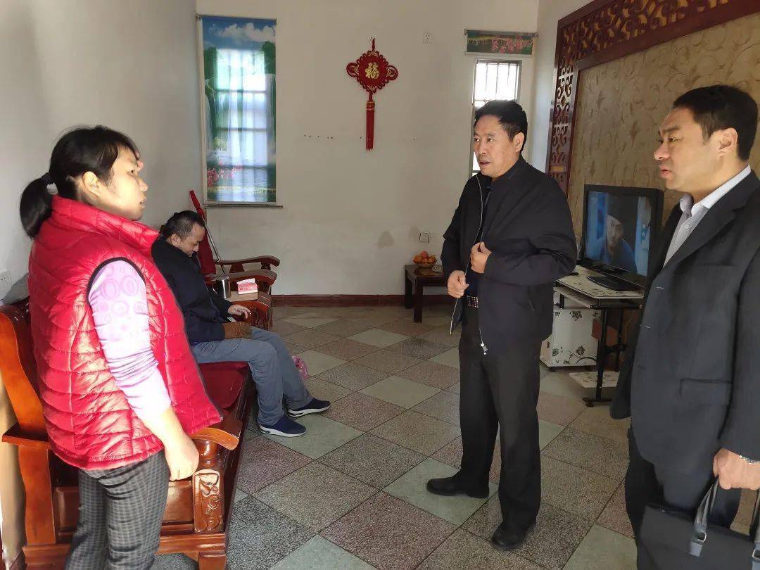 县委常委常务副县长程从春到石牌镇督导脱贫攻坚工作