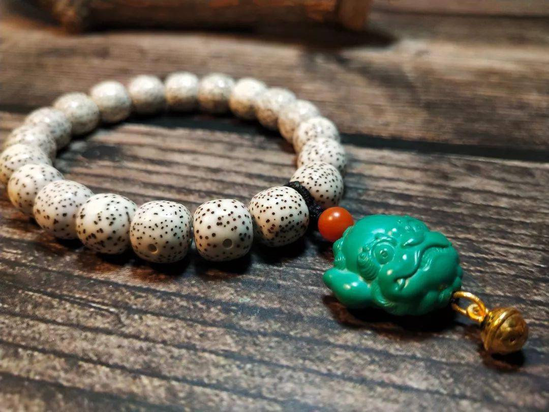 然而,玩友们的才华,并不止于此.比如说手串侧挂.