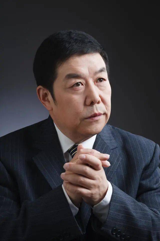 主持人左峰,经济学博士,山东大学(威海)商学院教授,山东大学(威