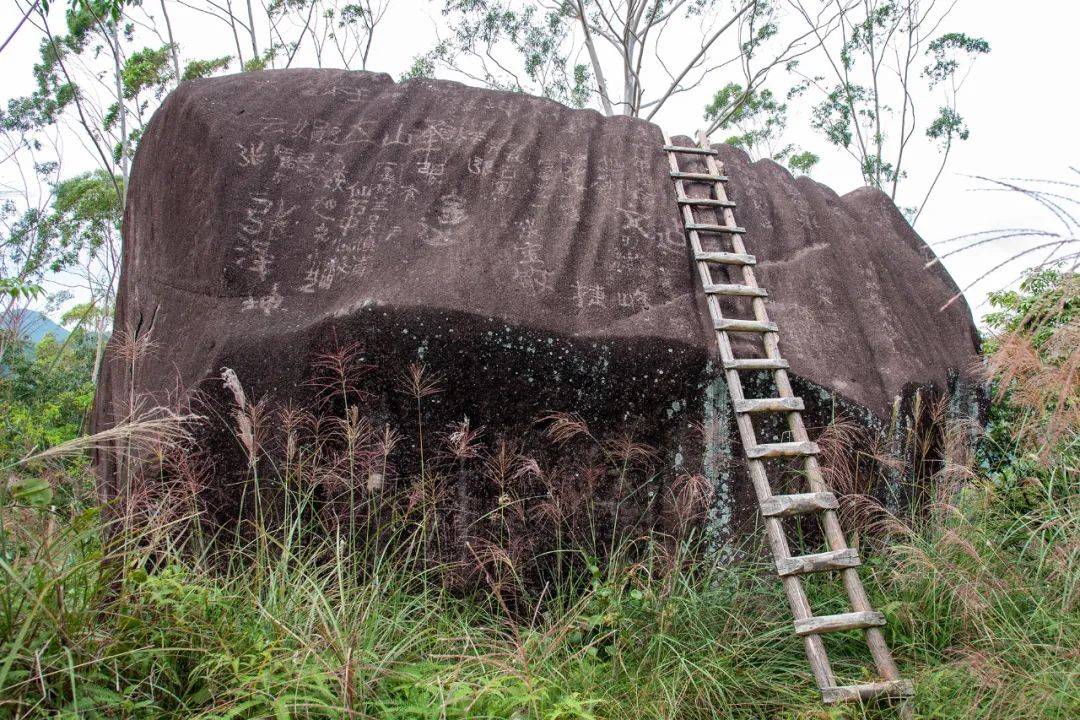仙石村外角山上有块巨石叫百棱石,据说有仙人在此