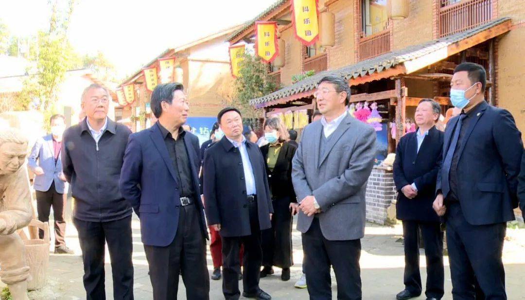 并参观了我县桃花岛夯土小镇,红色记忆博物馆,蒋家堰镇关垭古长城遗址