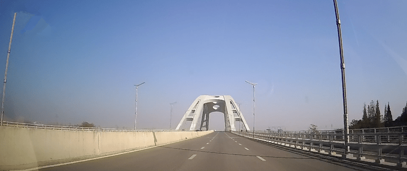 正午的建宁大桥靓丽炫目看多了微信群和朋友圈时不时出现的堵成长龙的