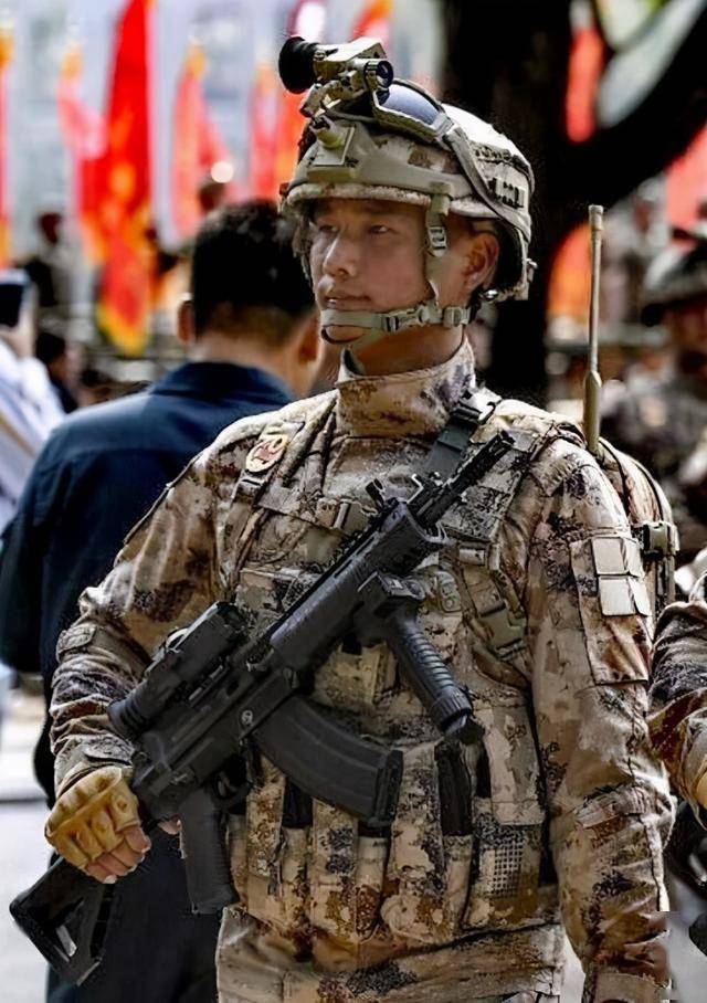 空降兵又一支王牌部队亮相换装星空迷彩列装新型突击车