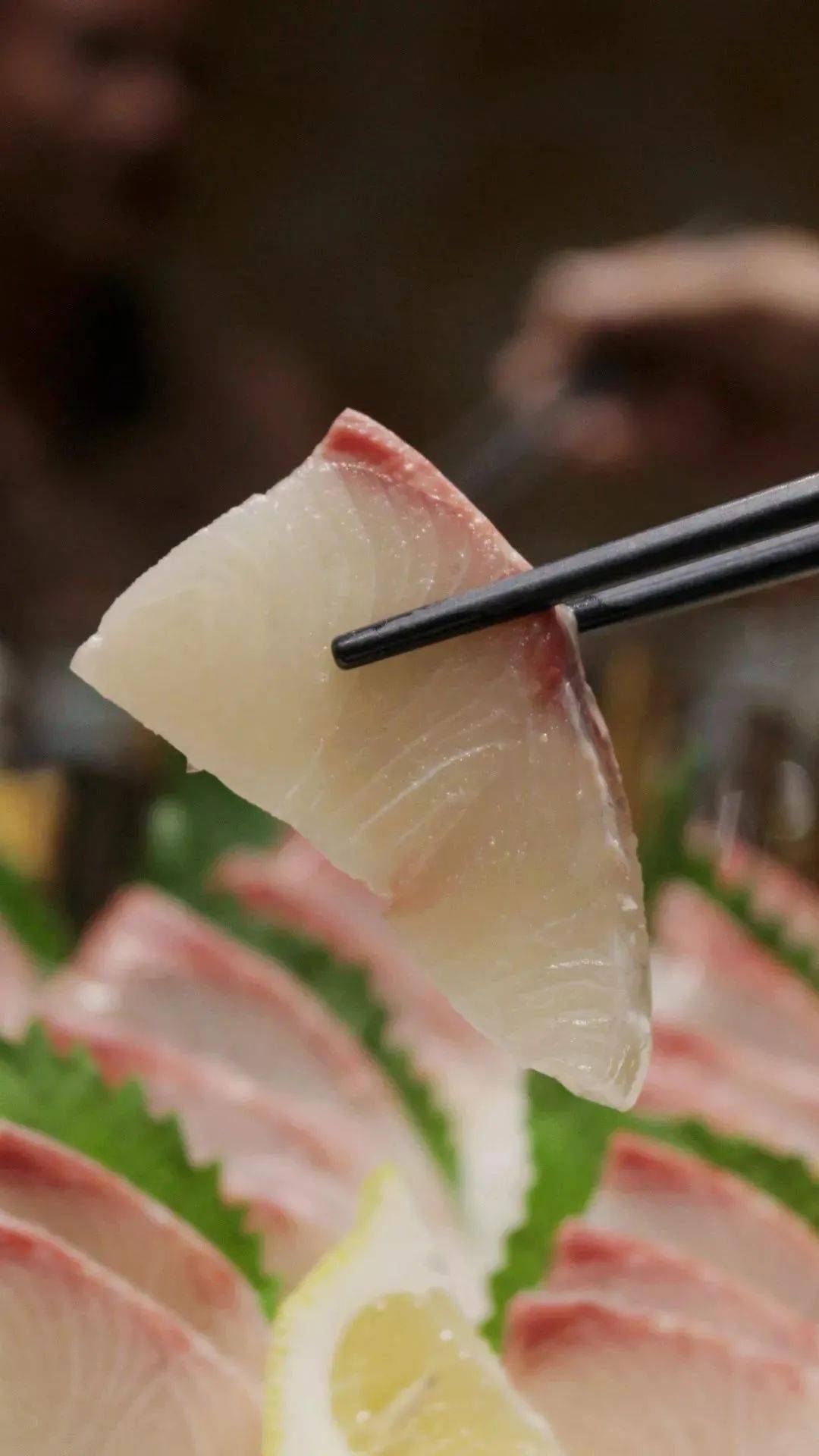 而且章红鱼含有的蛋白质,和亚麻酸及各种氨基酸非常丰富,是营养食品哦