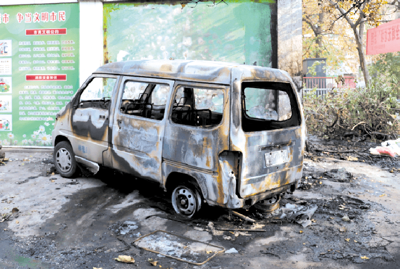 三门峡一老旧小区内面包车突发着火,消防车却进不去?