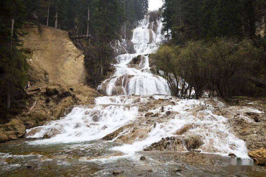 扎嘎瀑布牟尼沟最具特色高寒地区最壮观的瀑布群