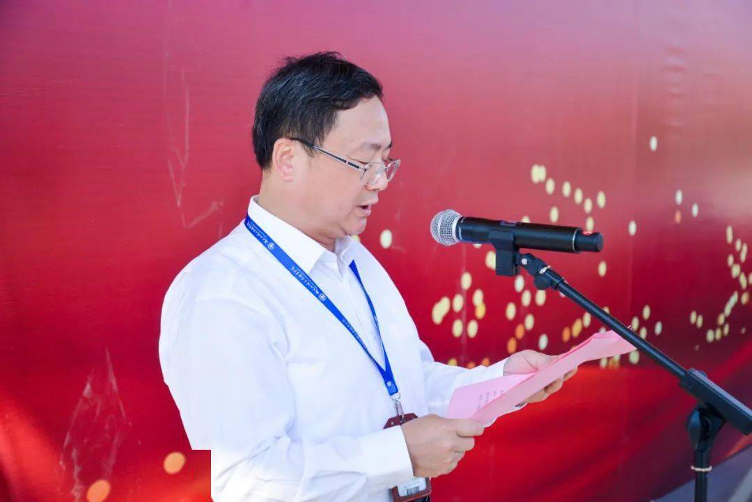 院长陈锦辉整齐划一的踏步 一丝不苟的挥臂在军训汇演上交出完美的