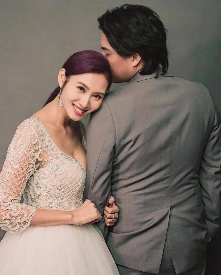 39岁香港女星与破产老公奉子成婚,正式签字时紧张到手抖_庄端儿