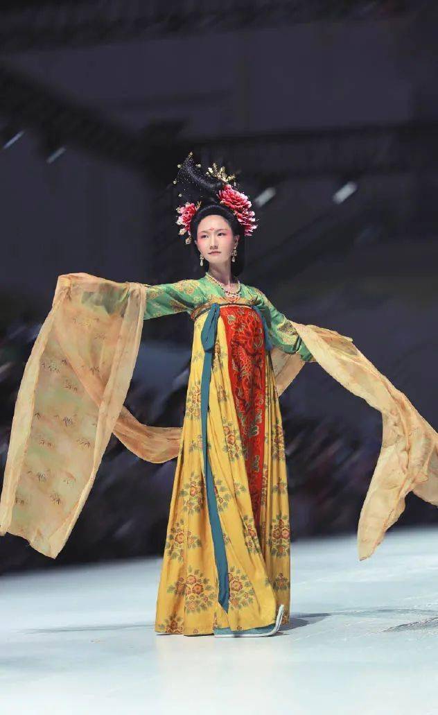 1000万网友争看汉服走秀罗衣飘飘一眼印永恒