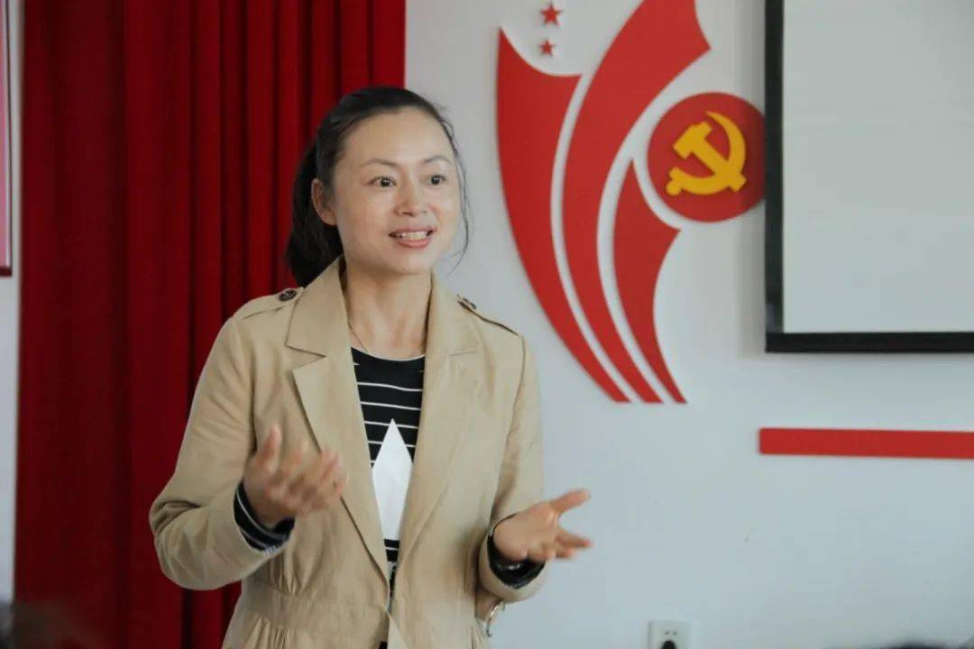 王倩宋丽谭意芳蔡宇燕老师们齐聚一起,互相交流探讨,老师们轮流上台