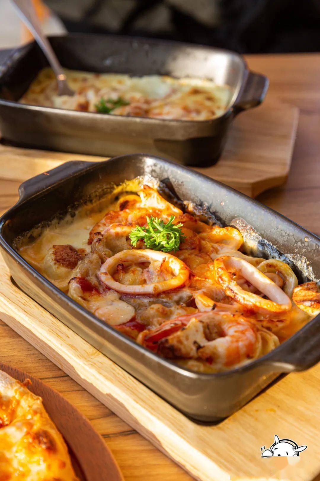 而且这款海鲜焗猫耳意面只有萨莉亚臻选店有,赶紧打卡走起!