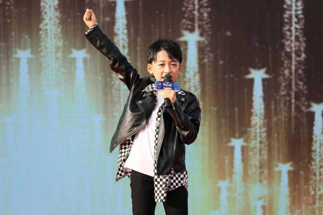 "和小伙伴们一起,展示我们平时学习到的街舞