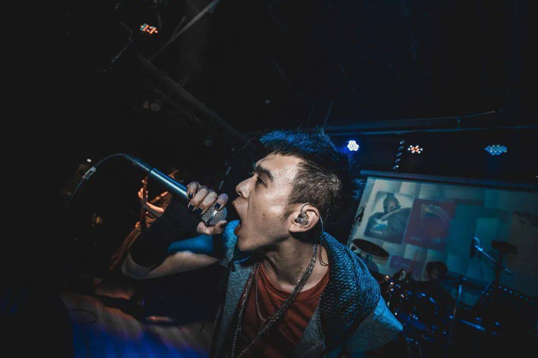 沉静而又显得陌生 乐队的音乐理念深受crossfaith,crystal lake等