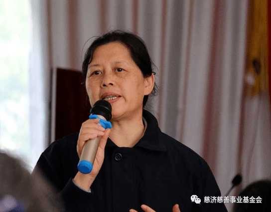 志工刘梅英(下图)服务于上海沪东医院,她感叹慈济人对孔荡大爱村留守