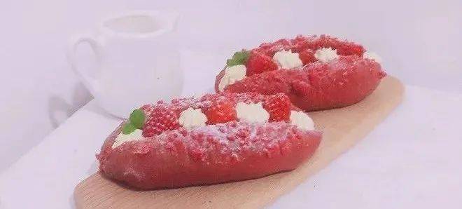 一款经典面包:草莓之恋(红丝绒草莓面包)