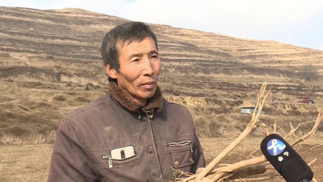 村民李明山告诉记者,当初种植的中药材种苗都是由甘肃长征药业集团