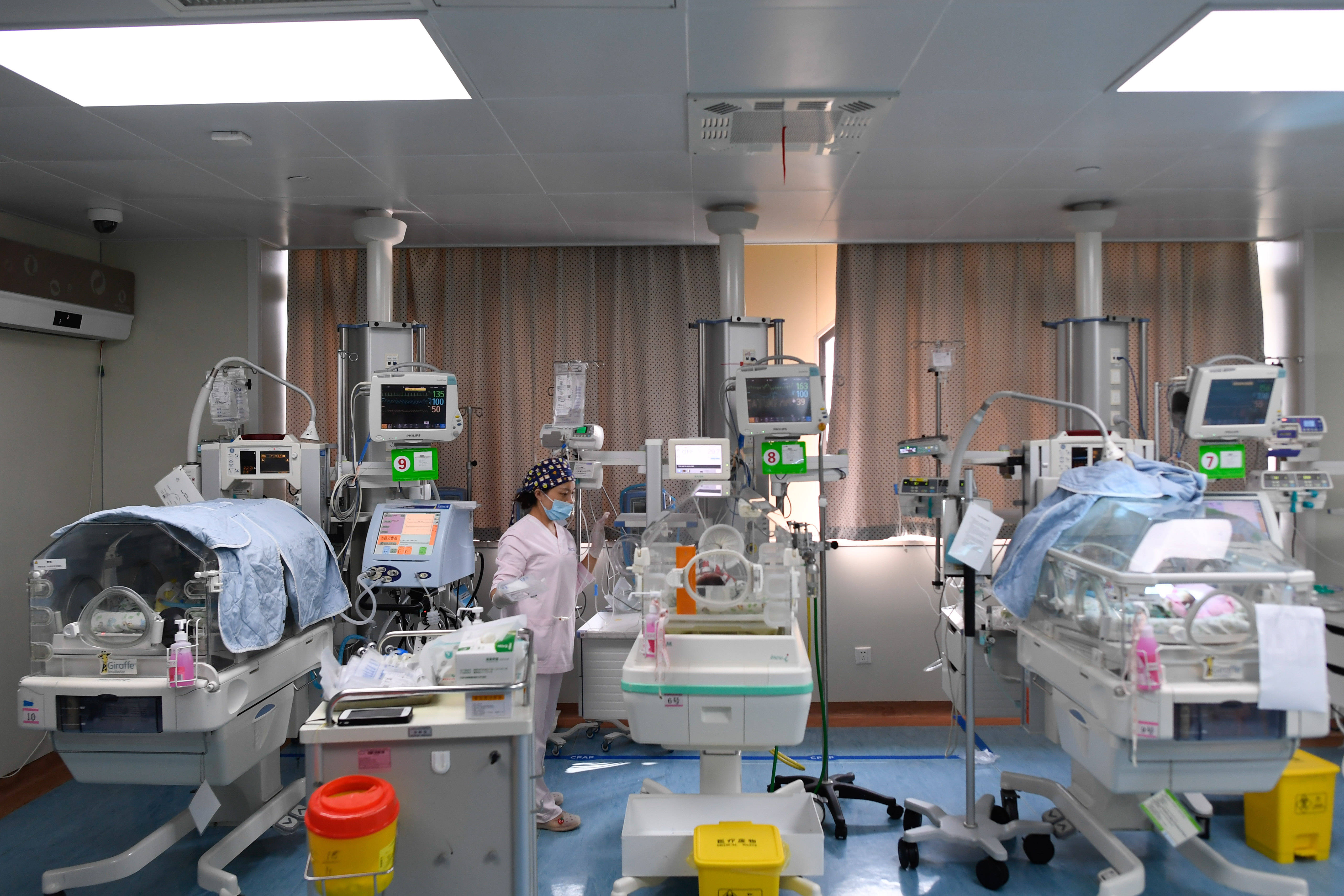 护士在浙江大学医学院附属儿童医院新生儿重症监护室对早产宝宝进行