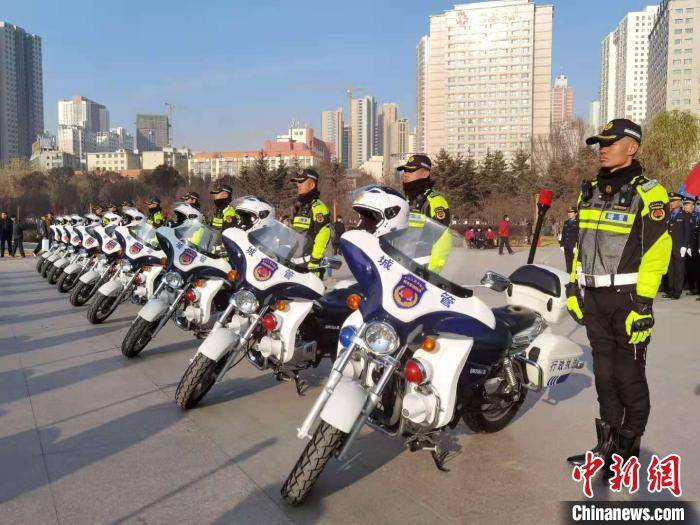 青海首支城管摩托车执法队亮相_手机搜狐网