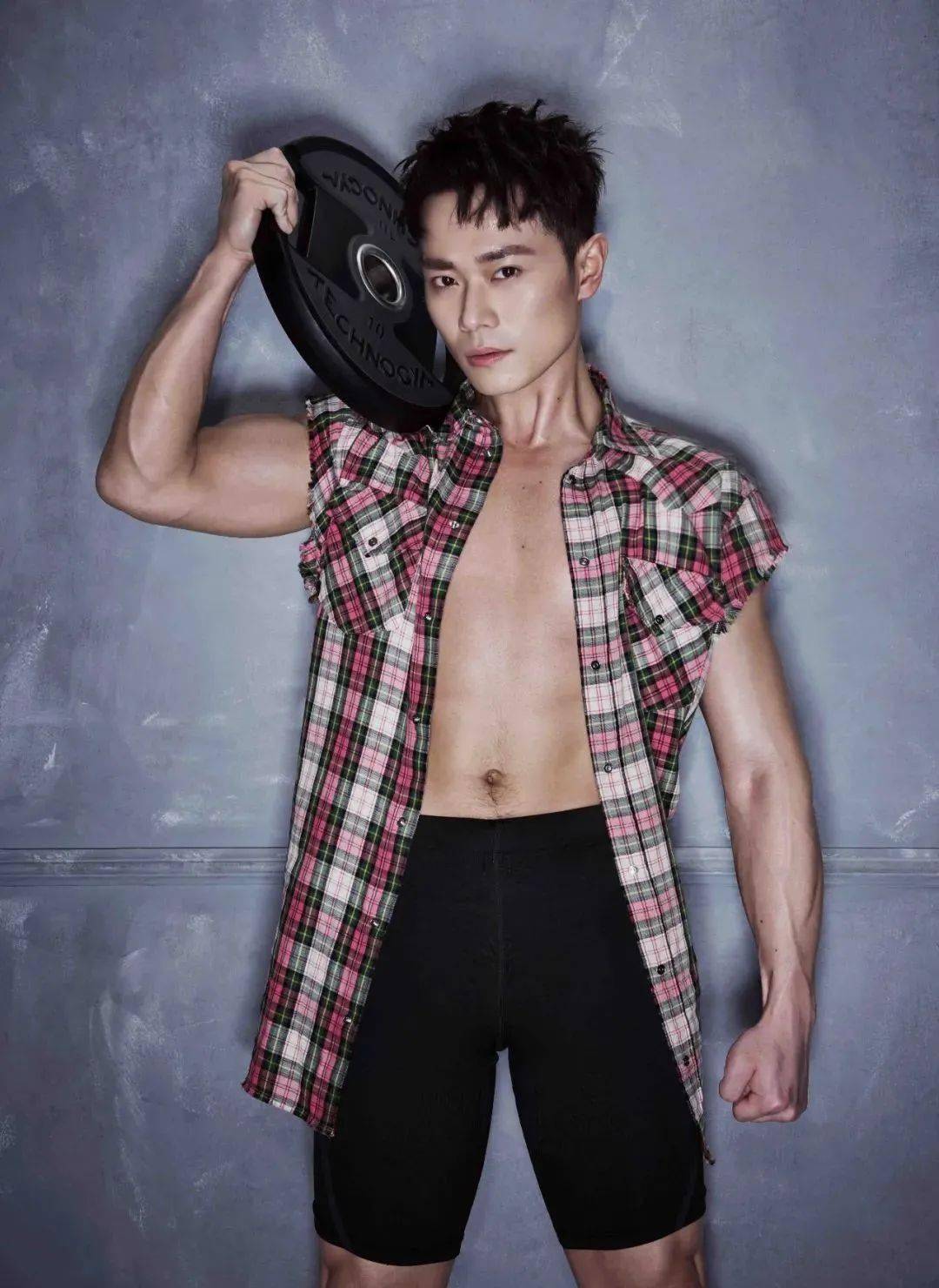 看看曹骏最近微博晒得肌肉照,我连打了几个问号,真让人吃惊,这还是