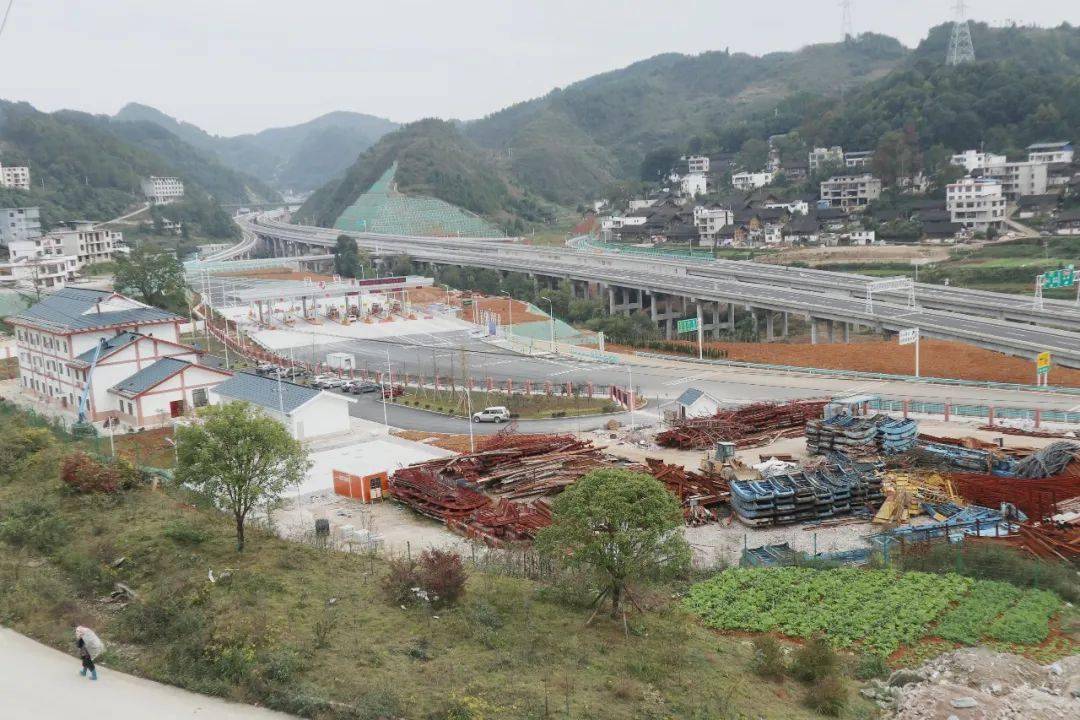 鎮,設樞紐互通與已建成的滬昆高速公路銜接,道路經凱里九寨,翁稍,虎莊