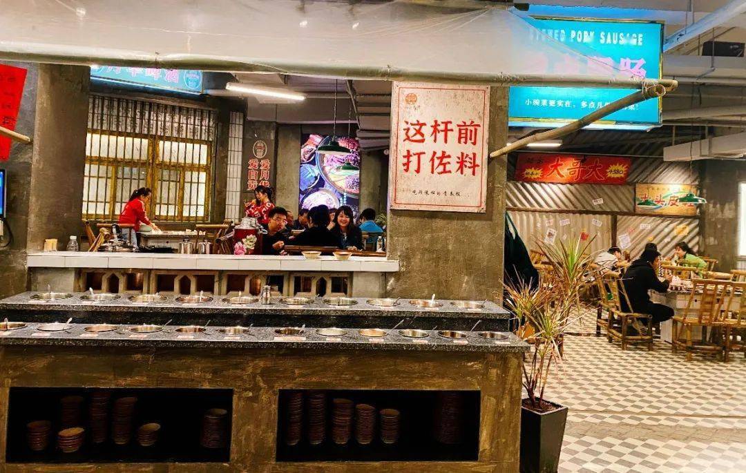 开涮自贡这家市井火锅店每天爆满带你穿越回老自贡