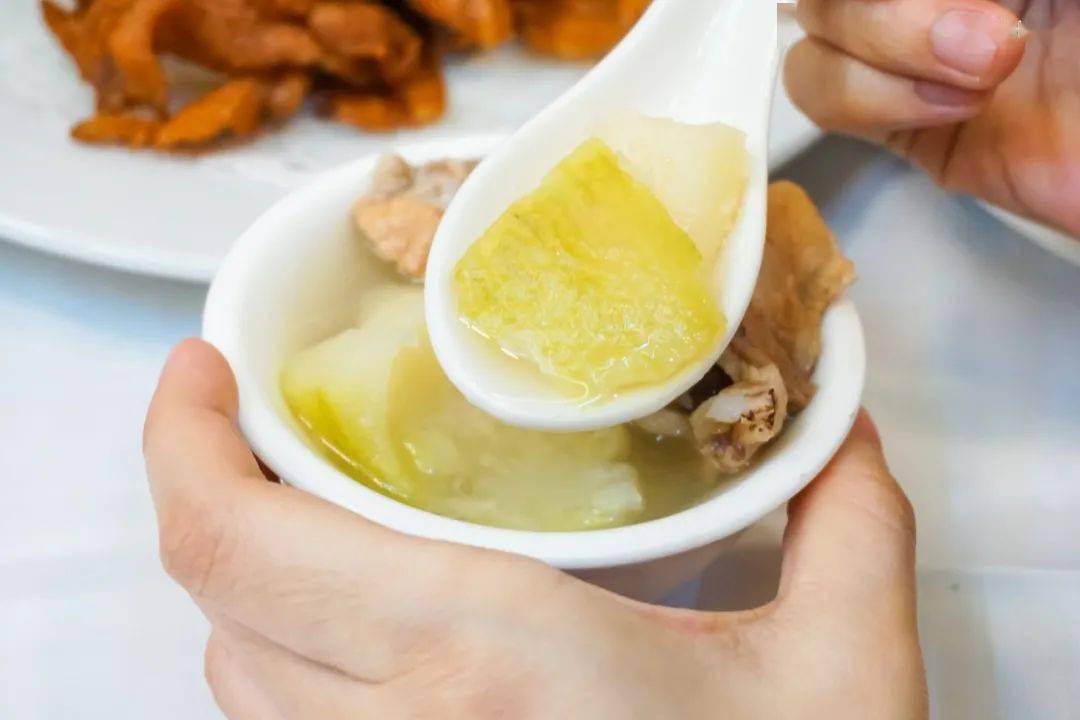 吃鱼头要试试嫩滑的鱼脑浆,拿起来都是duangduang的效果.