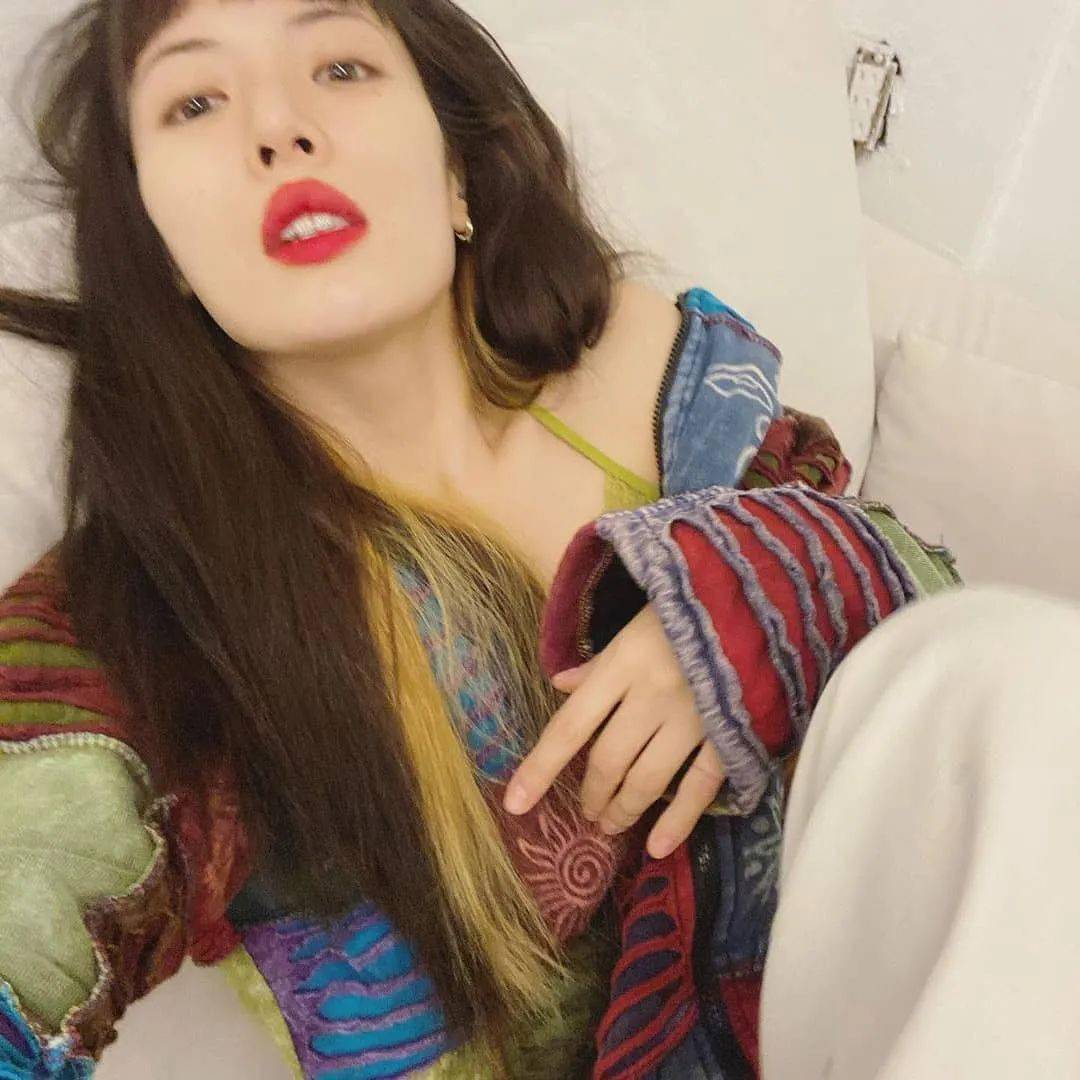 泫雅ins更新:随性自拍慵懒性感 爱了爱了!