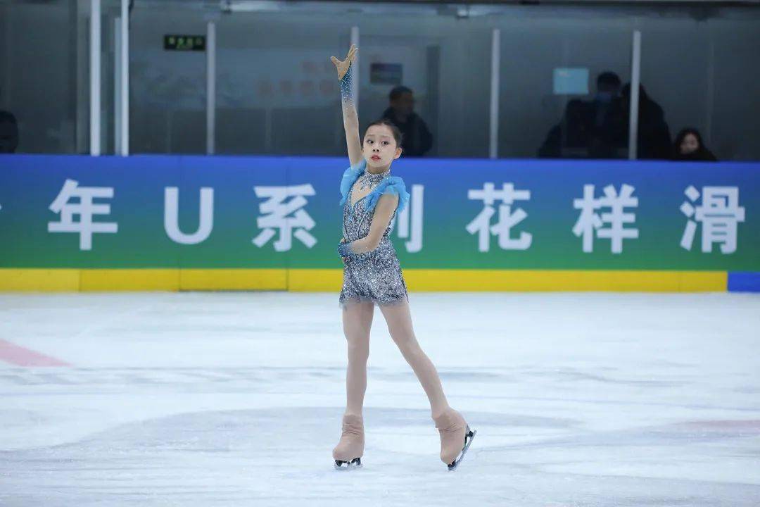 王一涵以完美的表演石景山区派出12名运动员参加此次比赛全市共11个