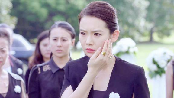 女王乔安乔安参加董事长葬礼不料被费太揭穿身份挨了一耳光