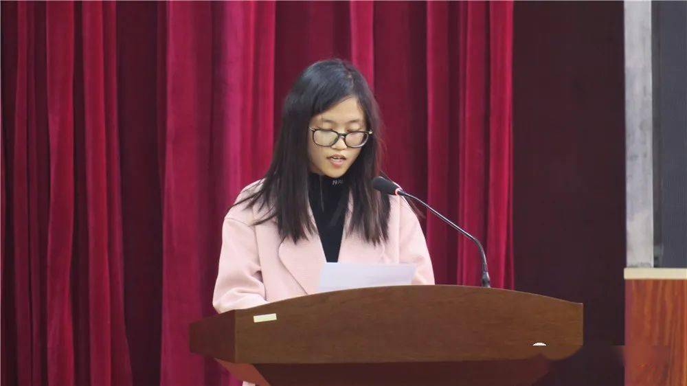 表彰结束后,分别由高三教师李蕊,高二教师冯蓓,高一教师邵颖作为优秀