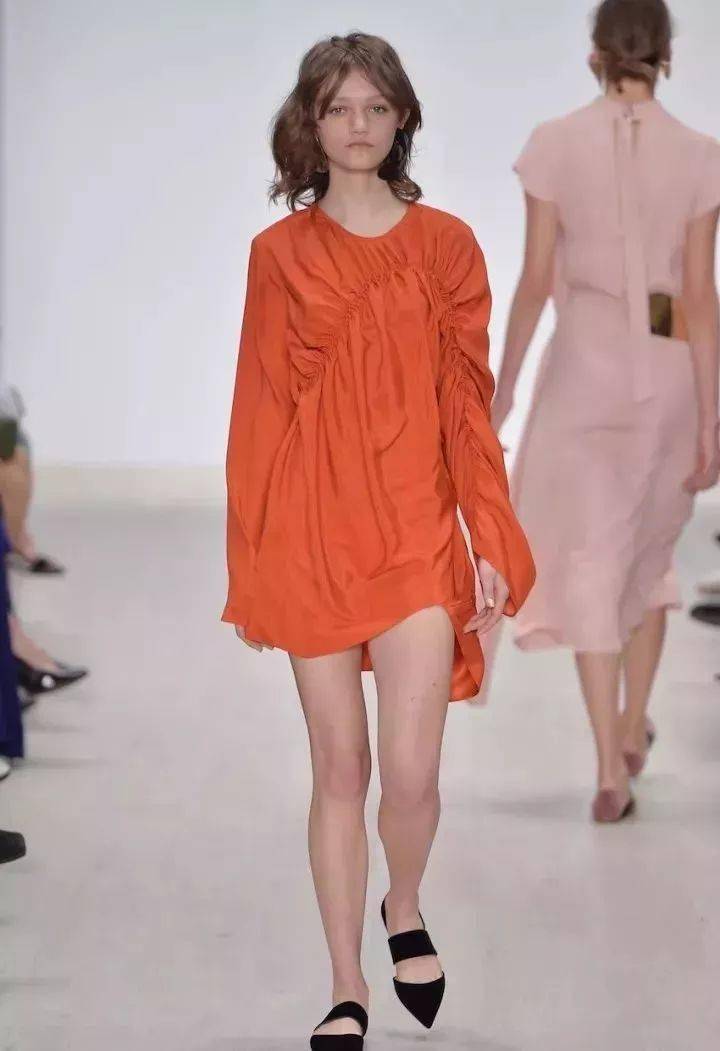 你衣服咋就这么皱别吐槽跟随潮流做个会玩褶皱的时髦girl