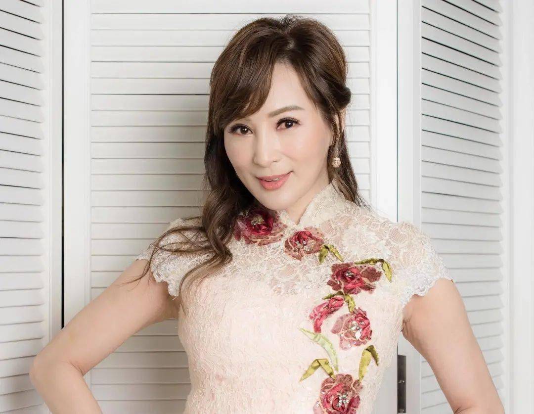 55岁tvb知名冻龄女神升级做婆婆,次子迎娶高颜值混血女友_刘子熙