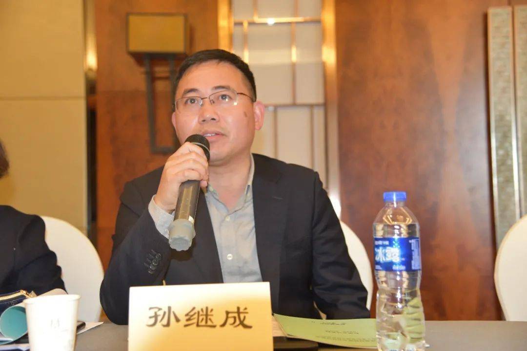 随后,标准编制组殷继伟工程师详细汇报了标准草案内容,介绍了技术参数