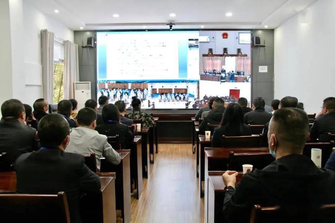 观摩室盐亭县部分人大代表,政协委员,相关部门代表及被告人家属100余