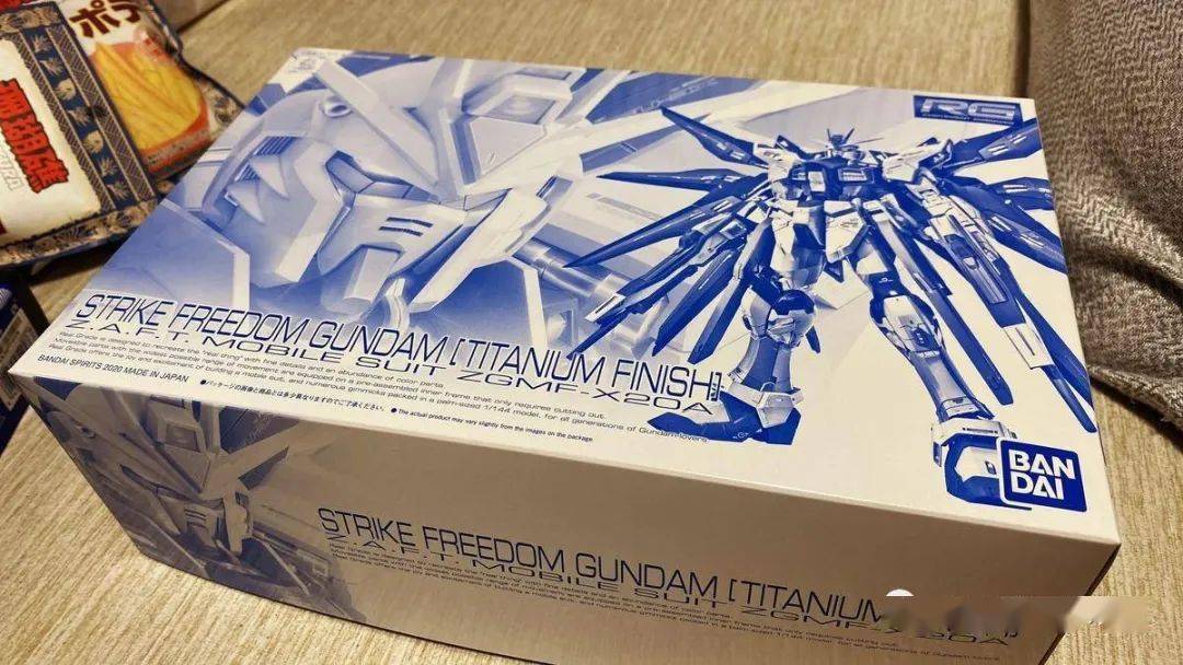 万代pb网限rg强袭自由高达钛电镀版盒照与素组